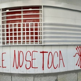 Pintadas fascistas en una sede del PSOE en contra de la exhumación de Franco del Valle de los Caídos. EUROPA PRESS/PSOE