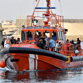 Salvamento marítimo llega a puerto después de haber rescatado a una patera, en una foto de archivo | EFE