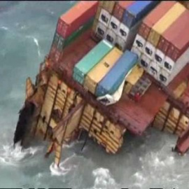 Se parte en dos un carguero encallado en Nueva Zelanda