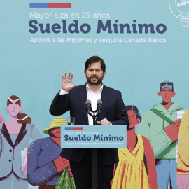 El presidente de Chile, Gabriel Boric, habla después de la firma hoy de la ley que eleva el salario mínimo para los trabajadores chilenos, en el Palacio de La Moneda en Santiago, a 23 de mayo de 2022.