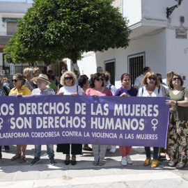 Minuto de silencio por el asesinato de una joven de 26 años acuchillada presuntamente por su pareja.