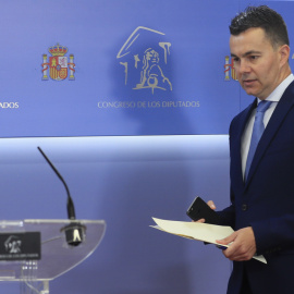 17/05/2022.- El portavoz del PSOE, Héctor Gómez durante la rueda de prensa tras la Junta de Portavoces este martes en el Congreso de los Diputados. EFE/ Fernando Alvarado