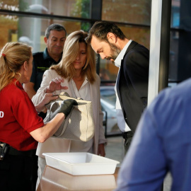 Imagen de archivo del único procesado del caso Sala, Miguel López, a su llegada a los juzgados de Alicante junto a su hermana, en la primera jornada del juicio en Alicante.