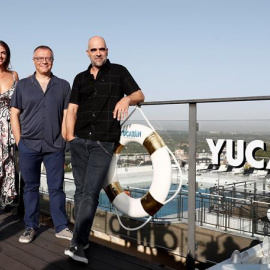 El director de 'Yucatán', Daniel Monzón (2d), y los actores que participan en la película posan en el photocall; Rodrigo de la Serna (i), Luís Tosar (d) y Stephanie Cayo (2i). / EFE
