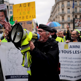 Manifestantes protestan en París contra la reforma de las pensiones planteada por el Gobierno francés.- EFE/EPA/Christophe Petit Tesson