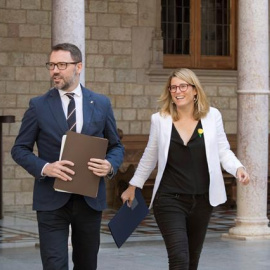 La consellera de la Presidencia y portavoz del Govern, Elsa Artadi junto al secretario del gobierno catalán, Víctor Culell, a su llegada hoy al Palau de la Generalitat para asistir a la primera reunión del curso político del gobierno catalán tras el 