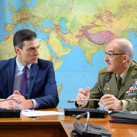 El presidente del Gobierno en funciones, Pedro Sánchez, junto al jefe del Estado Mayor de la Defensa (JEMAD), el general Fernando Alejandre. EFE