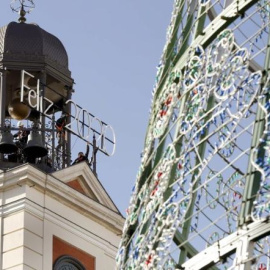 Todo preparado para recibir 2020 en la Puerta del Sol de Madrid. EEFE