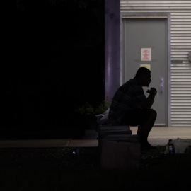 Imagen de una persona a contraluz cerca de la escuela elemental en Uvalde, Texas (EEUU), poco después de la matanza de una veintena de niños en un tiroteo.