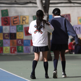 25/05/2022. Dos niñas en el patio del colegio, en el colegio Blanca de Castilla, a 10 de febrero de 2022, en Madrid