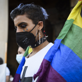 5/07/2022-Una persona manifestándose para condenar el asesinato de Samuel, el joven homosexual que murió tras una paliza en A Coruña, a 5 de julio de 2021, en Valencia