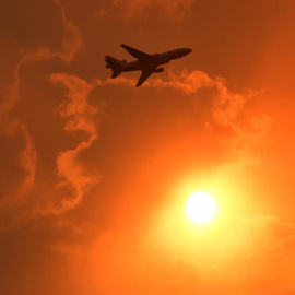 Un avión cisterna DC-10 rocía con un líquido retardante una zona en llamas durante un incendio forestal declarado en North Nowra, Australia. | EFE
