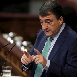 El portavoz del PNV Aitor Esteban, durante su intervención este martes en el Congreso. EFE/Juan Carlos Hidalgo