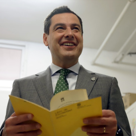 El presidente de la Junta de Andalucía, Juanma Moreno, realiza una visita institucional al CEIP Giner de los Ríos donde cursó sus estudios de Educación General Básica, EGB a 25 de mayo de 2022 en Málaga, Andalucía.