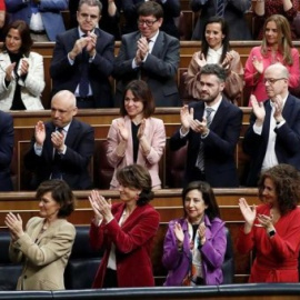 El president del Govern espanyol, Pedro Sánchez (i), és aplaudit pel seu grup després de la seva intervenció a la investidura. / EFE