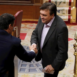 07/01/2020.- El diputado de Teruel Existe Tomás Guitarte (d), saluda al presidente del Gobierno, Pedro Sánchez (i), durante la sesión de investidura. / EFE -  JUAN CARLOS HIDALGO