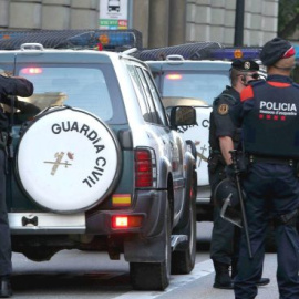 Agentes de la Guardia Civil y de los Mossos. - EFE