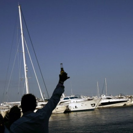 Yates amarrados en Puerto Banús, en la Costa del Sol. REUTERS