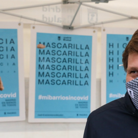 El alcalde de Madrid, José Luis Martínez-Almeida, durante su visita a un punto de información para prevenir la transmisión de la Covid-19 que Madrid Salud y SAMUR-Protección Civil han instalado en el distrito de Chamartín, en Madrid (España), a 28 