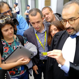4/9/2018.- El abogado del juez Llarena, Hackim Boularbah contesta a las preguntas de los periodistas a su salida de la sala 7 del Tribunal de Primera Instancia del juzgado francófono de Bruselas que recibió hoy la demanda de Carles Puigdemont y varios e