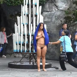 Momento en que la artista se desnudó a la entrada de la gruta.