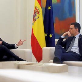 El presidente del Gobierno, Pedro Sánchez, con el ex líder del Partido Popular (PP), Pablo Casado, en el Palacio de la Moncloa en febrero de 2020