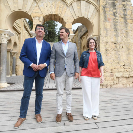 El presidente de Ciudadanos, Albert Rivera (c), y el líder de esta formación en Andalucía, Juan Marín (i), acompañados por Marta Rivera (d), de la comisión de Cultura de C´s, durante su visita al al complejo de Medina Azahara en Córdoba, recientem