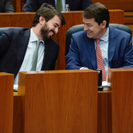 El presidente de la Junta de Castilla y León, Alfonso Fernández Mañueco (d), junto al vicepresidente, Juan García Gallardo (i), este martes durante la sesión plenaria celebrada en el parlamento regional.