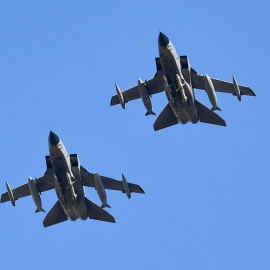 Dos aviones de la OTAN realizan prácticas de maniobras aéreas de combate, en las inmediaciones de la base aérea de Los Llanos, a 22 de febrero de 2022, en Albacete, Castilla-La Mancha