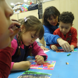 Niños con voluntarios de La Caixa
