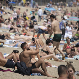 La playa de la Barceloneta en medio de la ola de calor