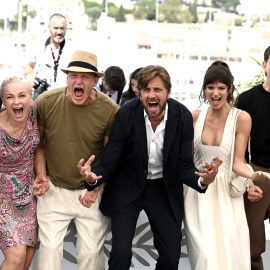 La actriz danesa Vicki Berlin, el actor estadounidense Woody Harrelson, el director de cine sueco Ruben Ostlund, la actriz sudafricana Charlbi Dean y el actor inglés Harris Dickinson asisten a una fotollamada para la película 'Triangle of Sadness' duran