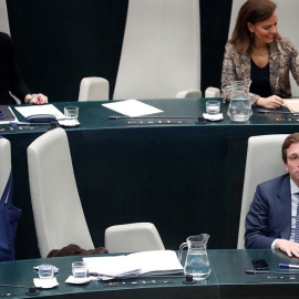 El alcalde de Madrid, José Luis Martínez Almeida (d), asiste al pleno del Ayuntamiento de Madrid que se celebra este lunes, para aprobar sus presupuestos para 2020. La falta de acuerdo con Vox retrasó del pasado viernes a este lunes el pleno extraordin