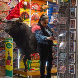 Una turista visita un comercio de artesanía de la Alcaicería de Granada. EFE/Miguel Ángel Molina
