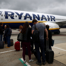 Pasajeros suben a un avión de Ryanair en el aeropuerto de Gatwick, en Londres. - REUTERS