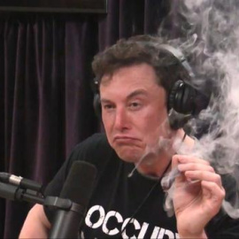 Elon Musk durante la controvertida entrevista en la que ha fumado marihuana.