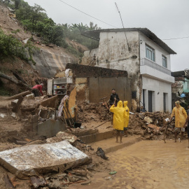 29/05/2022 La gente trabaja en una casa que colapsó a causa de un deslizamiento de tierra causado por las lluvias en Jardim Monte Verde, en Recife, Brasil