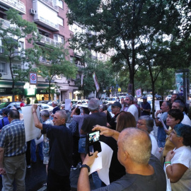 Un grupo de personas haciendo un escrache al torturador del franquismo, 'Billy El Niño'.