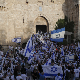 Los participantes llevan banderas israelíes durante la 'Marcha de la bandera' de derecha israelí junto a la puerta de Damasco de la Ciudad Vieja de Jerusalén, Jerusalén, el 29 de mayo de 2022.