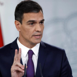 El presidente del Ejecutivo, Pedro Sánchez, durante su comparecencia en el Palacio de La Moncloa en la que ha hecho un balance de su gestión cuando se cumplen dos meses de su Gobierno, con la vista puesta en el ámbito económico en la elaboración de l