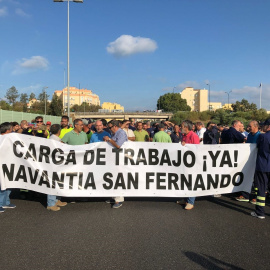 Trabajadores del astillero de Navantia de San Fernando (Cádiz) cortan el tráfico de la autovía A-4 para expresar su temor a que se cancele el contrato de venta de armamento a Arabia Saudí./EFE