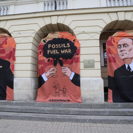Varsovia (Polonia), 25/05/2022.- Pancartas que muestran al primer ministro húngaro, Viktor Orban (L), al presidente ruso, Vladimir Putin (R), y al lema 'Guerra de combustibles fósiles' durante una protesta de Greenpeace exigiendo un boicot al petróleo 
