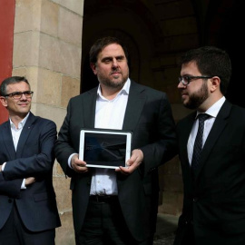 El secretario general de la Vicepresidencia de Economía y Hacienda, Josep Maria Jové; el vicepresidente del Govern y conseller de Economía y Hacienda, Oriol Junqueras; y el secretario de Economía de la Generalitat, Pere Aragonès. EFE