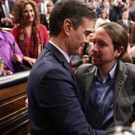 Pedro Sánchez y Pablo Iglesias durante la investidura en la que fue elegido presidente el candidato socialista. / Eduardo Parra - Europa Press