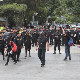 14/01/2020.- Estudiantes son rodeados por miembros de la Policía durante una protesta contra la investidura de Alejandro Giammattei como mandatario del Guatemala. EFE/ Norvin Mendoza