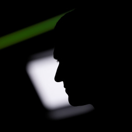 La silueta del presidente del Gobierno, Pedro Sánchez, durante la rueda de prensa tras la primera reunión del Consejo de Ministros del Gobierno de coalición. REUTERS/Jon Nazca