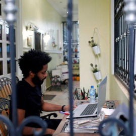 37/05/2022 - Imagen de archivo de Alexander Caifas, analista de datos de 25 años de edad, teletrabajando desde su casa en Lagos, Nigeria el 25 de mayo de 2020.