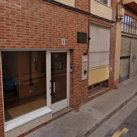 Portal de la vivienda donde se ha producido la agresión mortal a una mujer en Zaragoza.