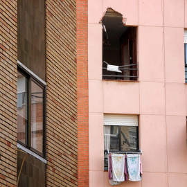 Lugar por donde entró la tapa de metal de una tonelada que provocó la muerte de un vecino de Tarragona./ Susanna Sáez (EFE)