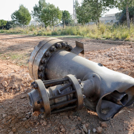 Vista de una pieza de la empresa química IQOXE, en los alrededores del polígono en el que ayer se produjo una explosión en su complejo industrial de La Canonja (Tarragona). EFE